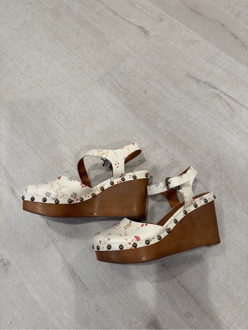Lucky Brand Cream Floral Wedge Sandals with Wood-Look Platform